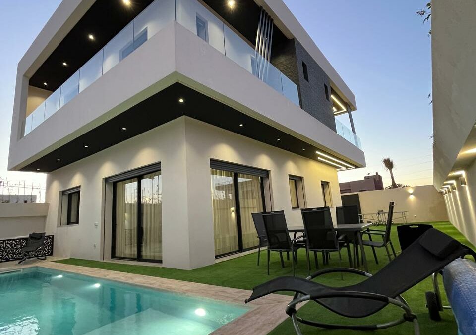 *Villa 5 chambres piscine chauffée privée sur route d&rsquo;Amizmiz