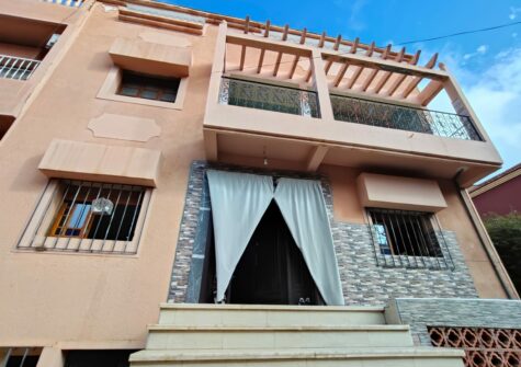 *Villa jumelée titrée semi-finie 9 chambres à Massira 3