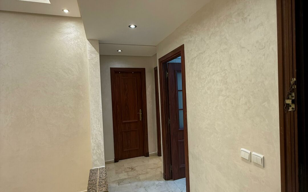 Appartement vide entièrement rénové 2 chambres en résidence sécurisée à Casablanca