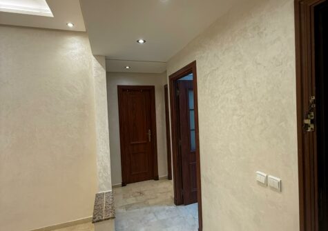 Appartement vide entièrement rénové 2 chambres en résidence sécurisée à Casablanca