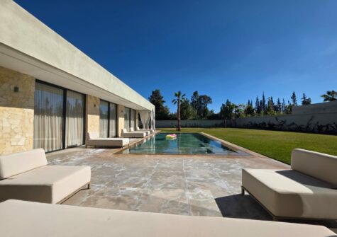 Villa moderne plain pied entièrement meublée en résidence avec piscine chauffée à route de Ouarzazate