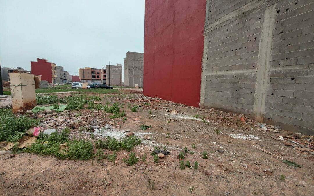 *Terrain titré 94m2 pour maison R+2 avec 2 façades sur route Amizmiz km7 (Marrakech)