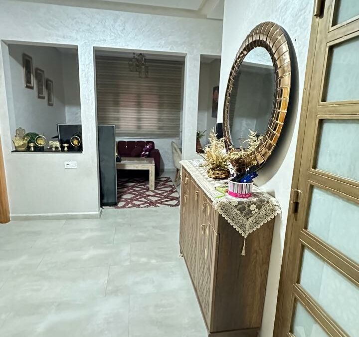 Appartement meublé 2 chambres en maison R+2 à Azzouzia