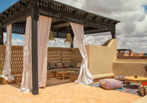 *Appartement meublé 2 chambres en résidence sécurisée avec grande piscine à route de Fes (proche Atakadao)