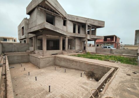 *Villa semi finie 7 suites dans residence sécurisée avec piscine privée à Route d&rsquo;Ourika