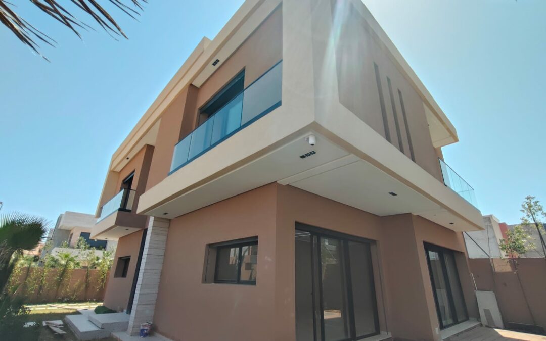 Villa R+1 vide 5 chambres haut standing avec piscine privée à Zuhr Targa