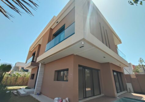 Villa R+1 vide 5 chambres haut standing avec piscine privée à Zuhr Targa