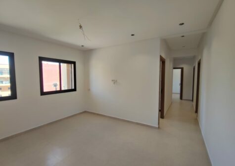 *Appartement vide 3 chambres en immeuble neuf à route de Targa