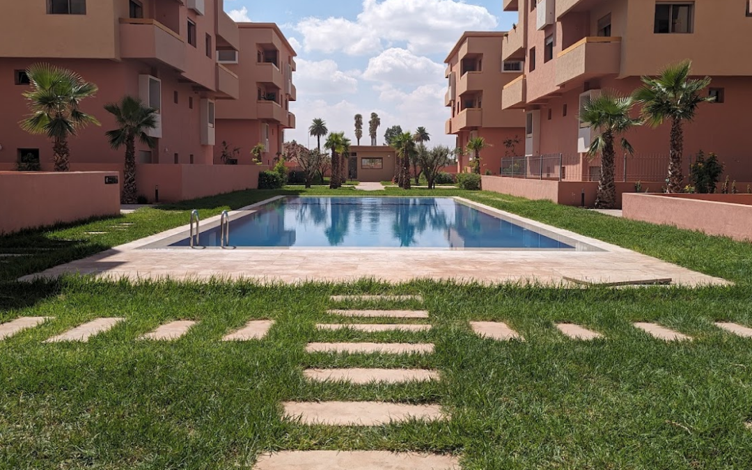 Duplex vide 3 chambres en résidence sécurisée avec piscine et jardin à route de Targa