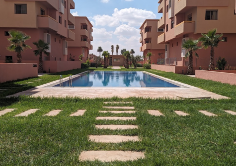 Duplex vide 3 chambres en résidence sécurisée avec piscine et jardin à route de Targa