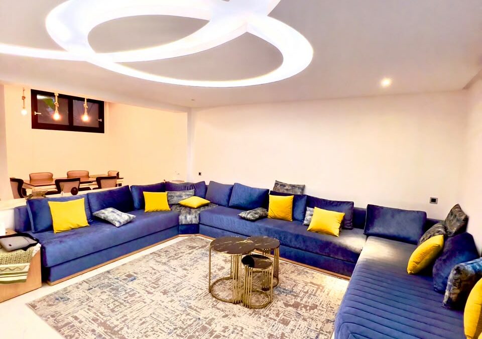 Etage de villa meublé 3 chambres en résidence sécurisée avec piscine collective et jardin privatif à Route de Casablanca