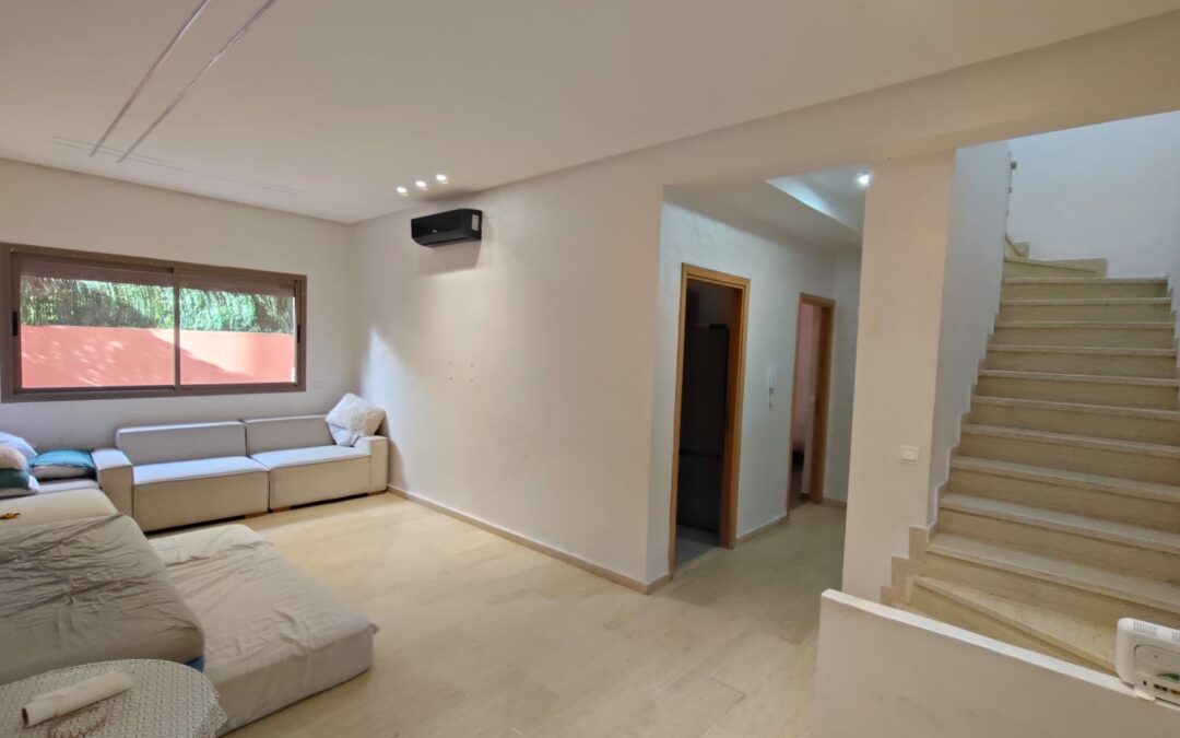 Duplex vide 3 chambres en résidence sécurisée avec piscine et jardin à route de Targa