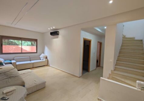 Duplex vide 3 chambres en résidence sécurisée avec piscine et jardin à route de Targa