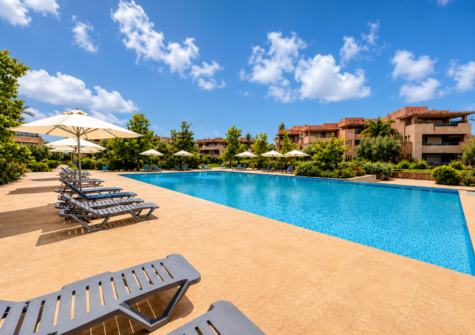 Appartement meublé rez-de-jardin 2 chambres en résidence sécurisée avec piscine à Prestigia