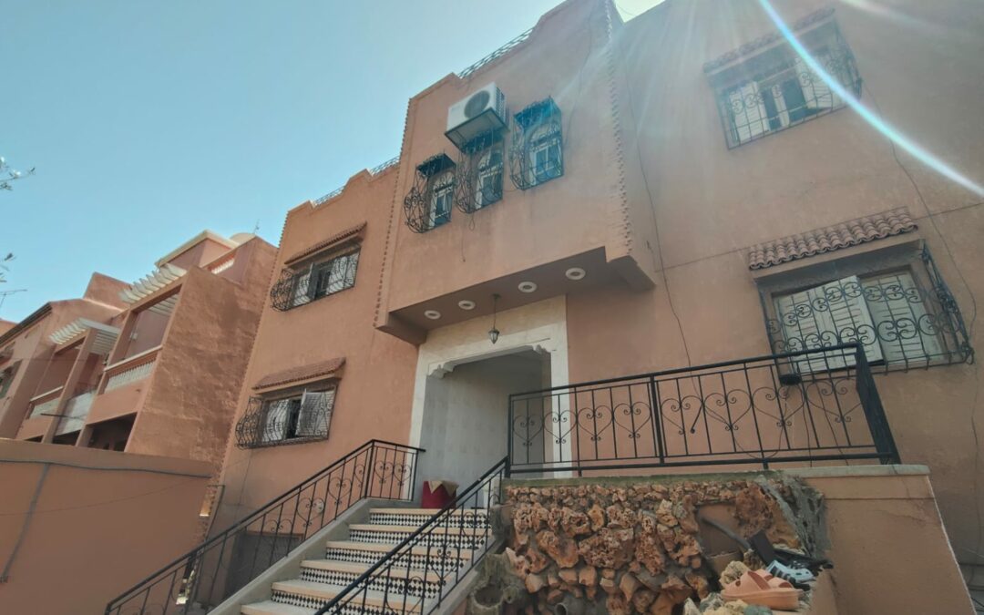 *Maison familiale vide 8 chambres avec local commercial à route de Casablanca