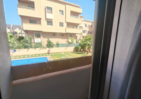 Duplex meublé 3 chambres en résidence sécurisée avec piscine et jardin à route de Targa
