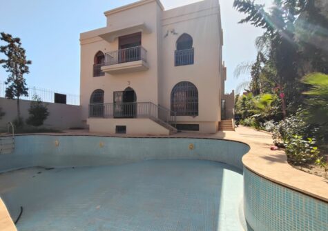 *Villa vide avec piscine et sous sol 6 chambres à Bouakkaz (limite Cherifia)
